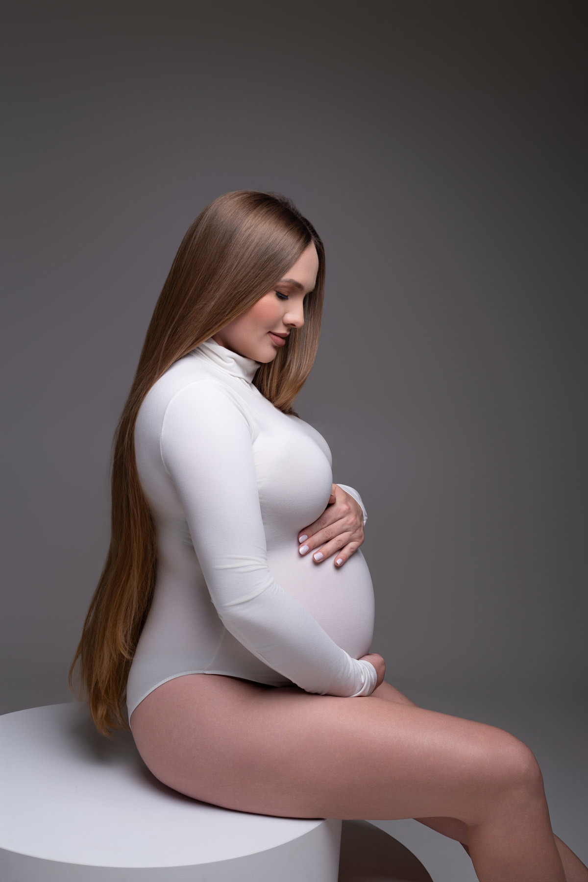 Ensaio de gestante em estúdio em Maringá PR, com fotografia clean e elegante. Ensaio realizado por fotógrafa especializada em gestante, em estúdio fotográfico para gestante, com direção profissional e estética atemporal.
