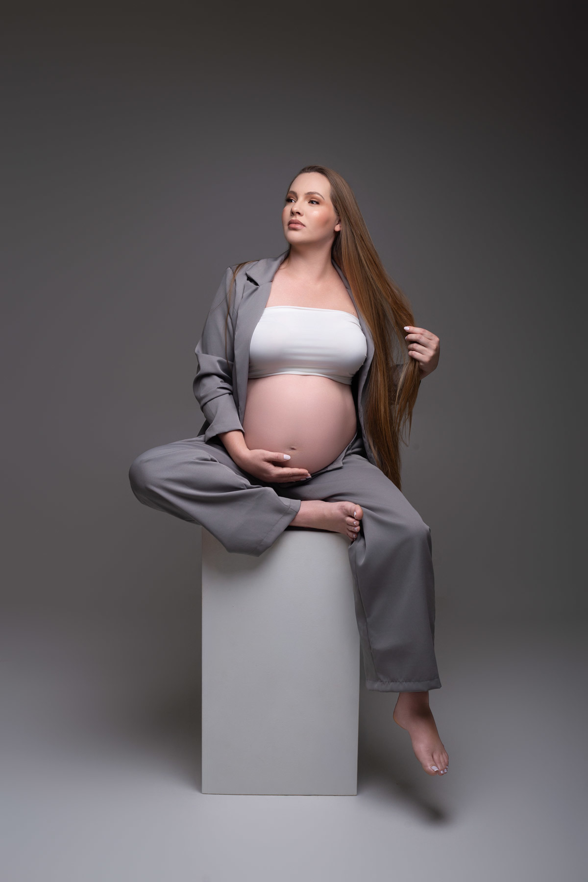 Ensaio fotográfico de gestante em estúdio em Maringá PR, com iluminação suave e estilo clean. Realizado por fotógrafa especializada em gestante, em estúdio fotográfico para gestante, com direção personalizada e resultado atemporal. Look clean