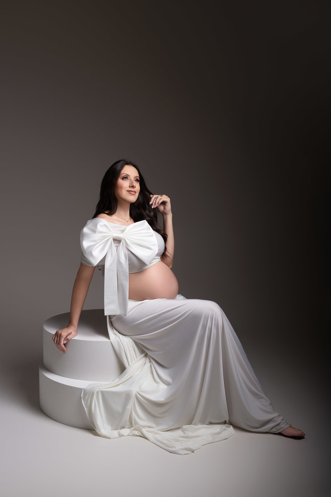 Ensaio de gestante em estúdio profissional em Maringá PR, com fotografia minimalista e sofisticada. Ensaio assinado por fotógrafa especializada em gestante, em estúdio fotográfico para gestante, com foco na beleza natural.
