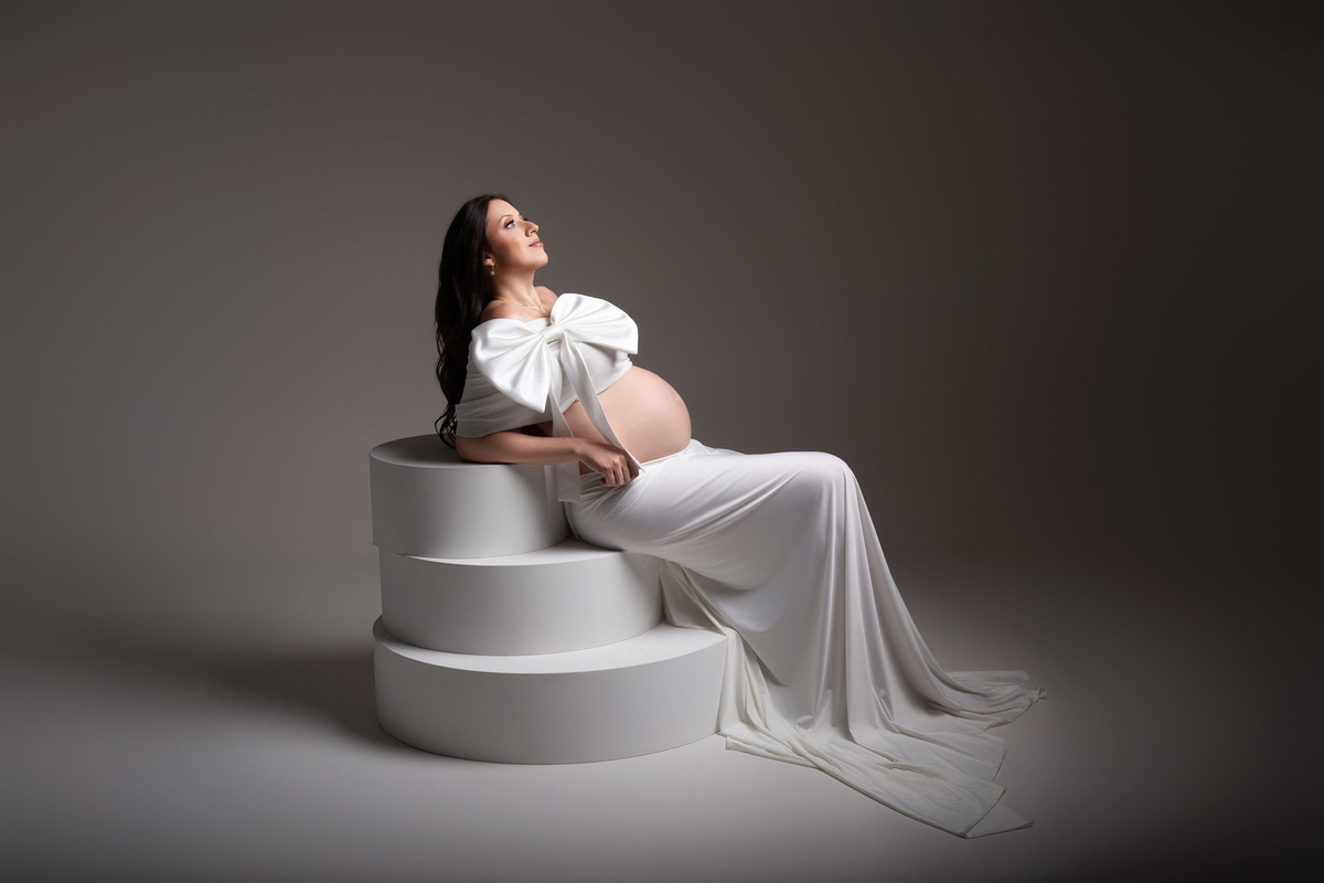 Ensaio fotográfico de gestante em estúdio em Maringá PR, com estilo minimalista e direção sensível. Realizado por fotógrafa especializada em gestante, em estúdio fotográfico para gestante, criando imagens elegantes e cheias de significado.