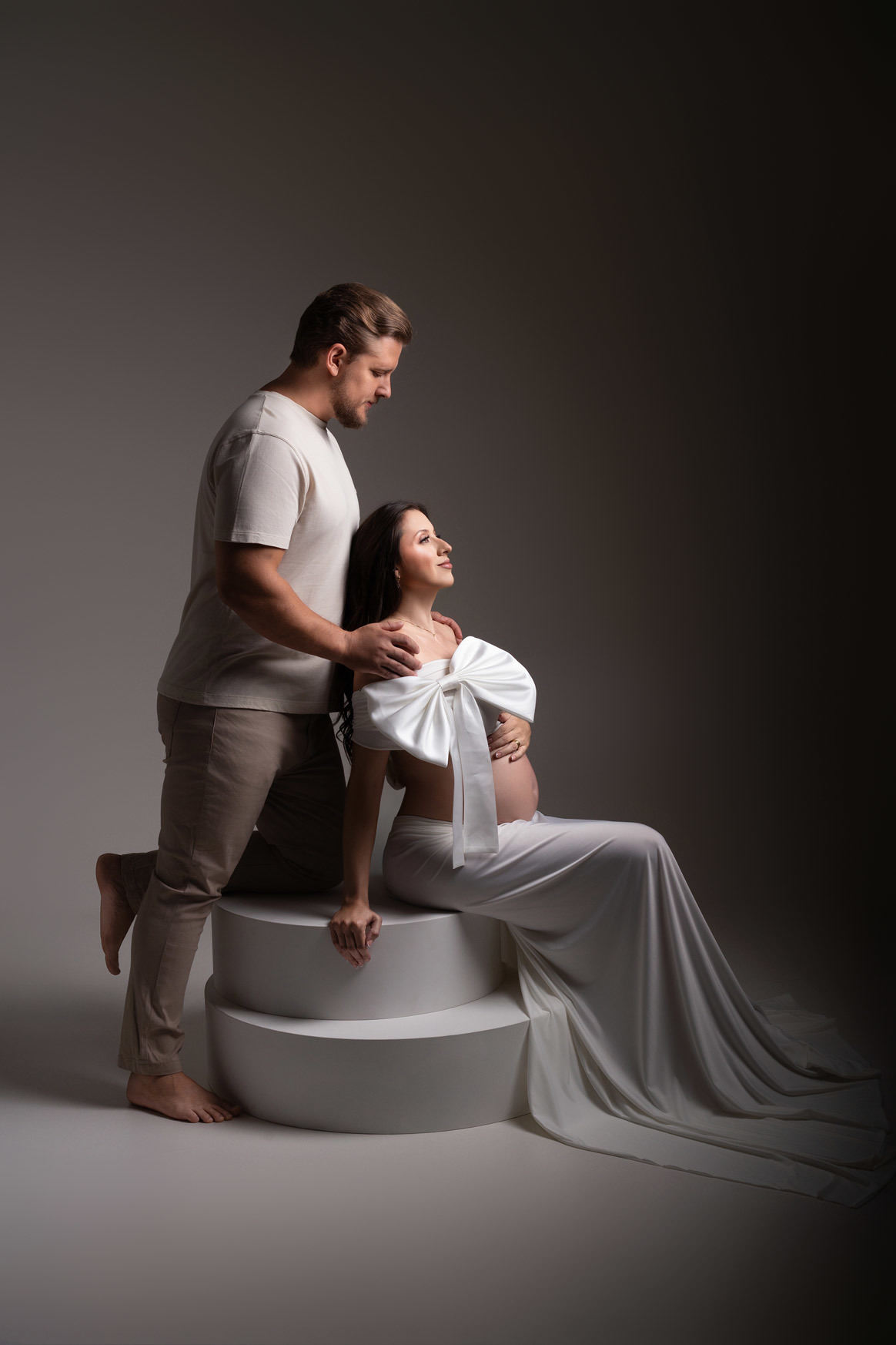 Fotografia profissional de gestante em estúdio em Maringá PR, com estética clean e elegante. Ensaio realizado por fotógrafa especializada em gestante, em estúdio fotográfico para gestante, com direção cuidadosa e atemporal.