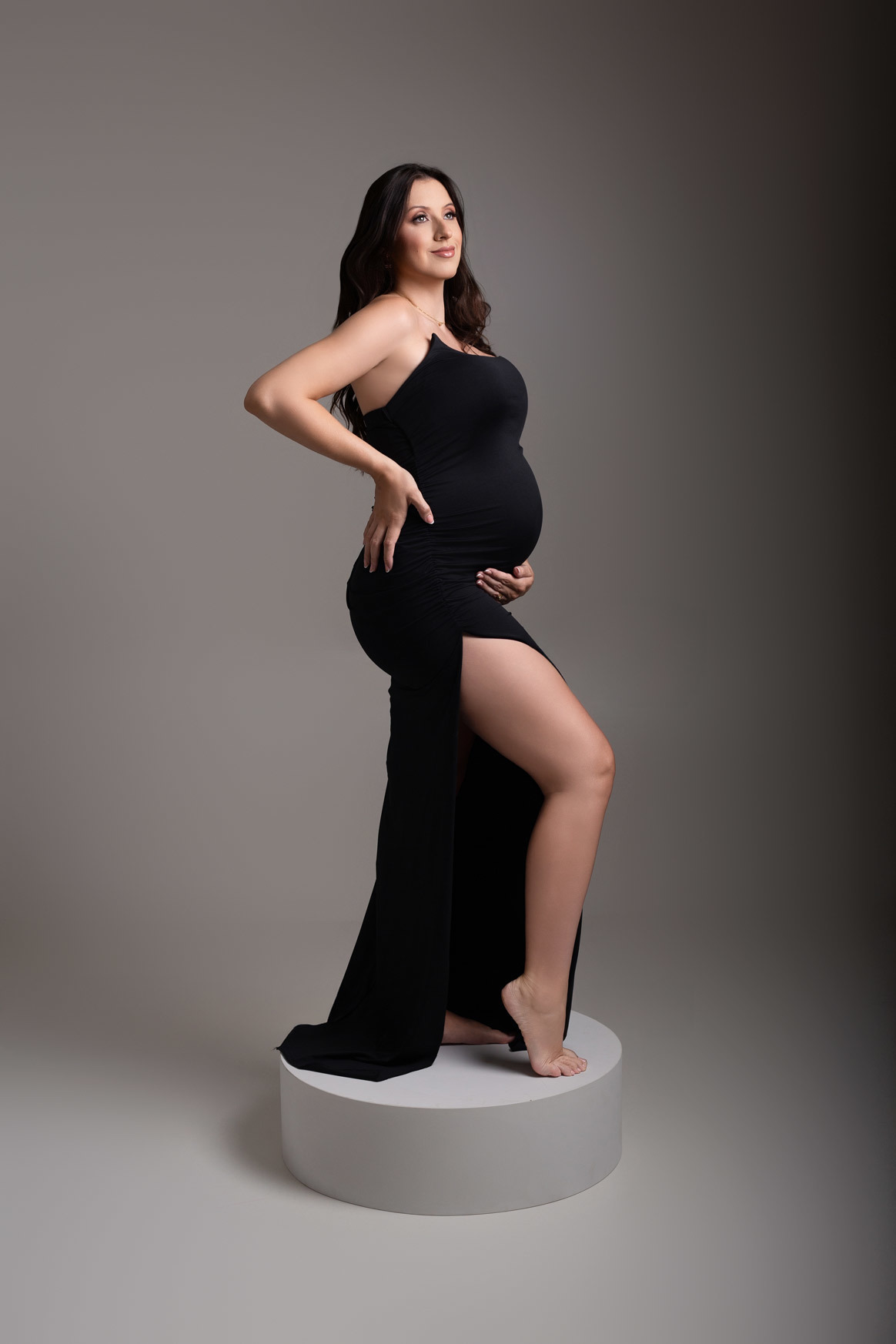 Fotografia de gestante em estúdio em Maringá PR, com ensaio elegante e iluminação suave. Realizado por fotógrafa especializada em gestante, em estúdio fotográfico para gestante, com foco em imagens atemporais e femininas.