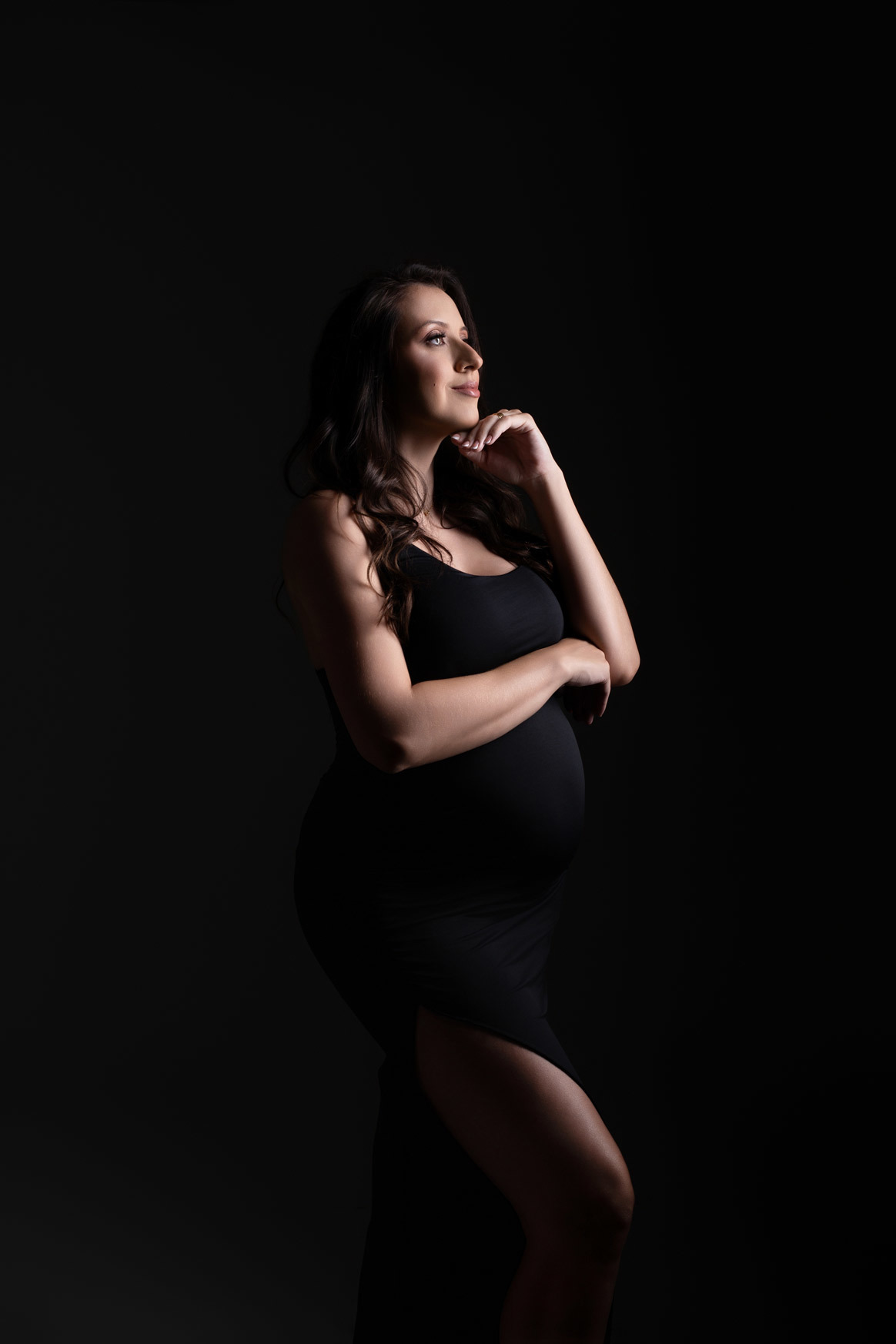 Ensaio de gestante em estúdio profissional em Maringá PR, com fotografia clean e refinada. Ensaio conduzido por fotógrafa especializada em gestante, em estúdio fotográfico para gestante, com direção segura e personalizada.