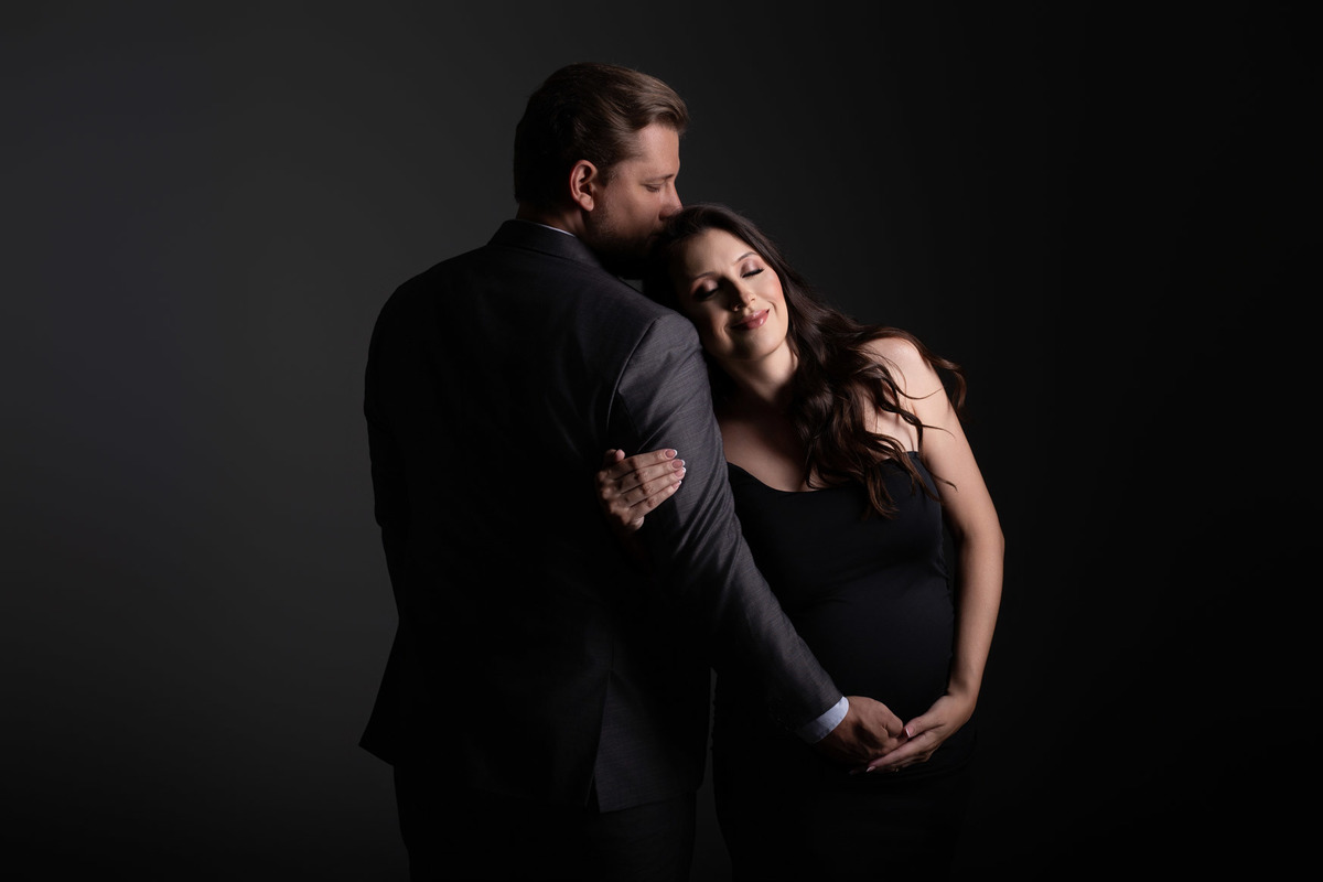 Ensaio de gestante em estúdio em Maringá PR, retratando o amor e a conexão do casal à espera do bebê. Fotografia realizada por fotógrafa especializada em gestante, em estúdio fotográfico para gestante, com luz suave, direção sensível e resultado atemporal