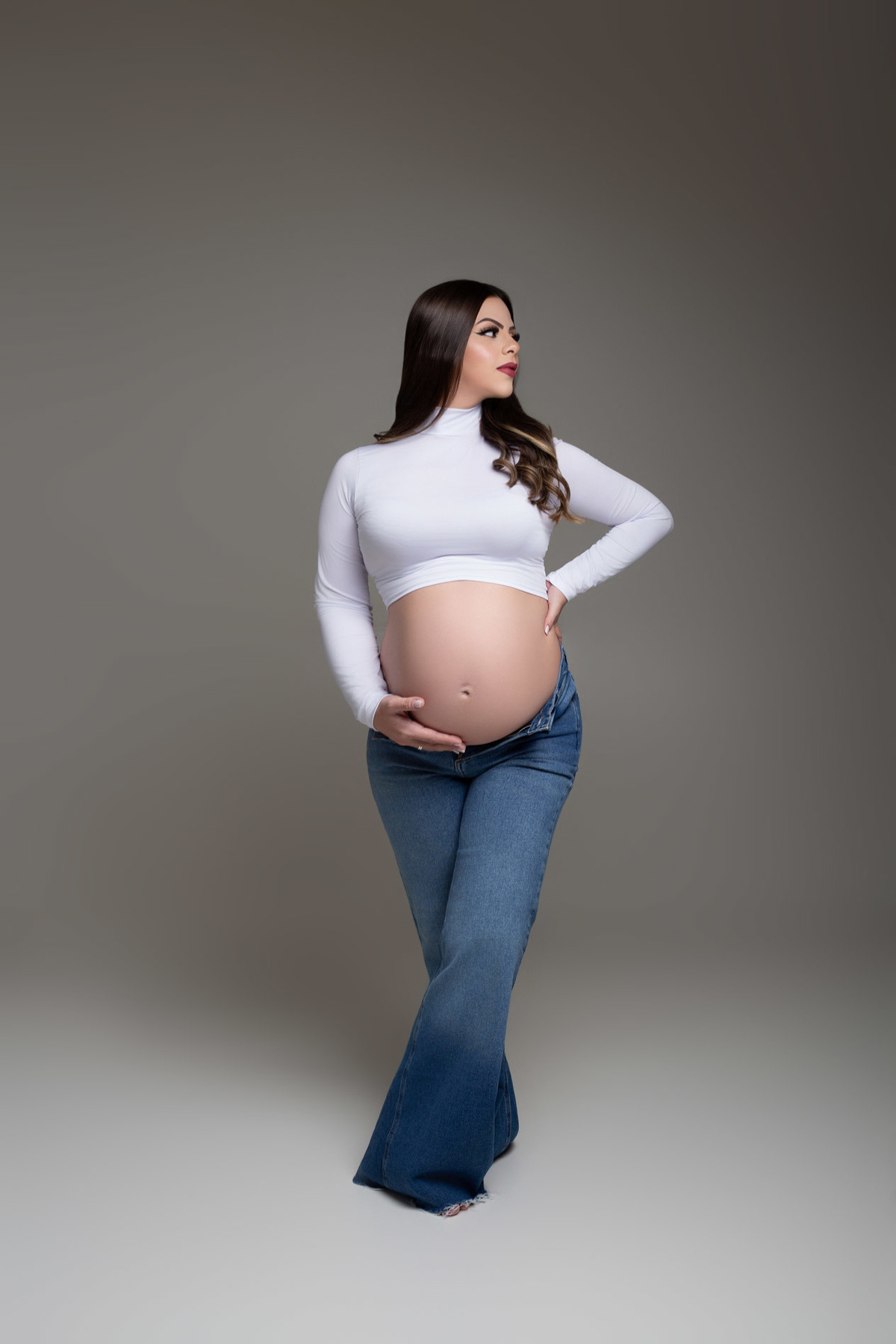 Ensaio de gestante em estúdio em Maringá – PR, com fotografia clean, elegante e atemporal. Realizado por fotógrafa especializada em gestante, em estúdio fotográfico para gestante, com direção profissional e experiência personalizada.