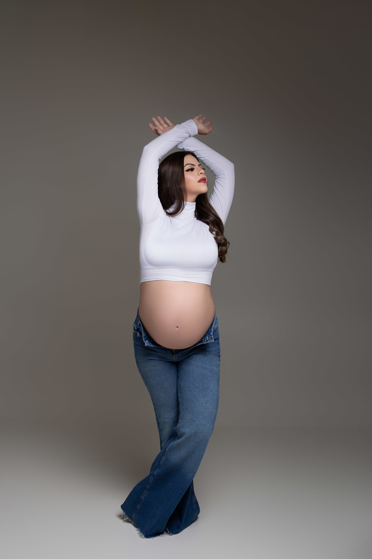 Ensaio de gestante em estúdio em Maringá – PR, com fotografia clean, elegante e atemporal. Realizado por fotógrafa especializada em gestante, em estúdio fotográfico para gestante, com direção profissional e experiência personalizada.