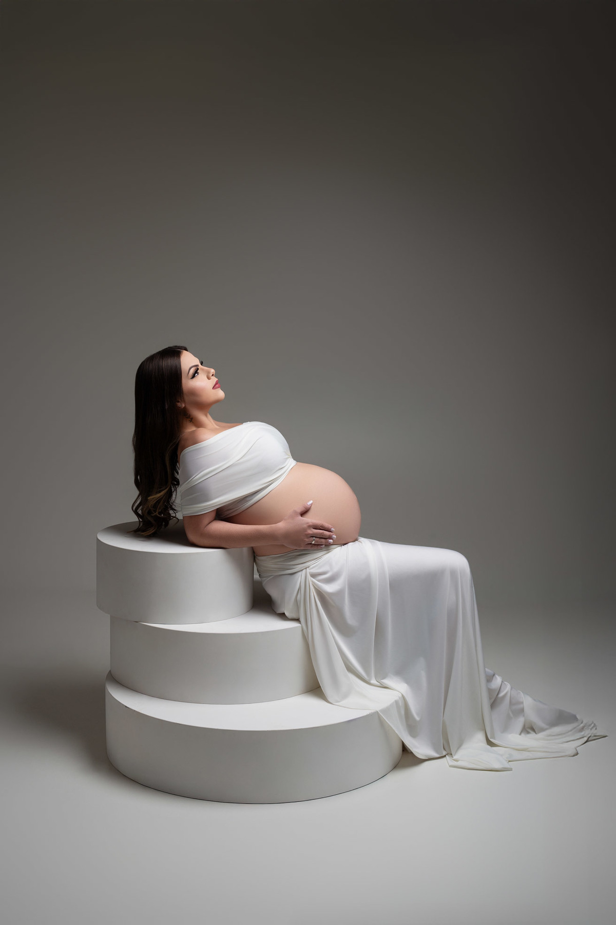 Ensaio de gestante em estúdio em Maringá – PR, com fotografia clean, elegante e atemporal. Realizado por fotógrafa especializada em gestante, em estúdio fotográfico para gestante, com direção profissional e experiência personalizada.