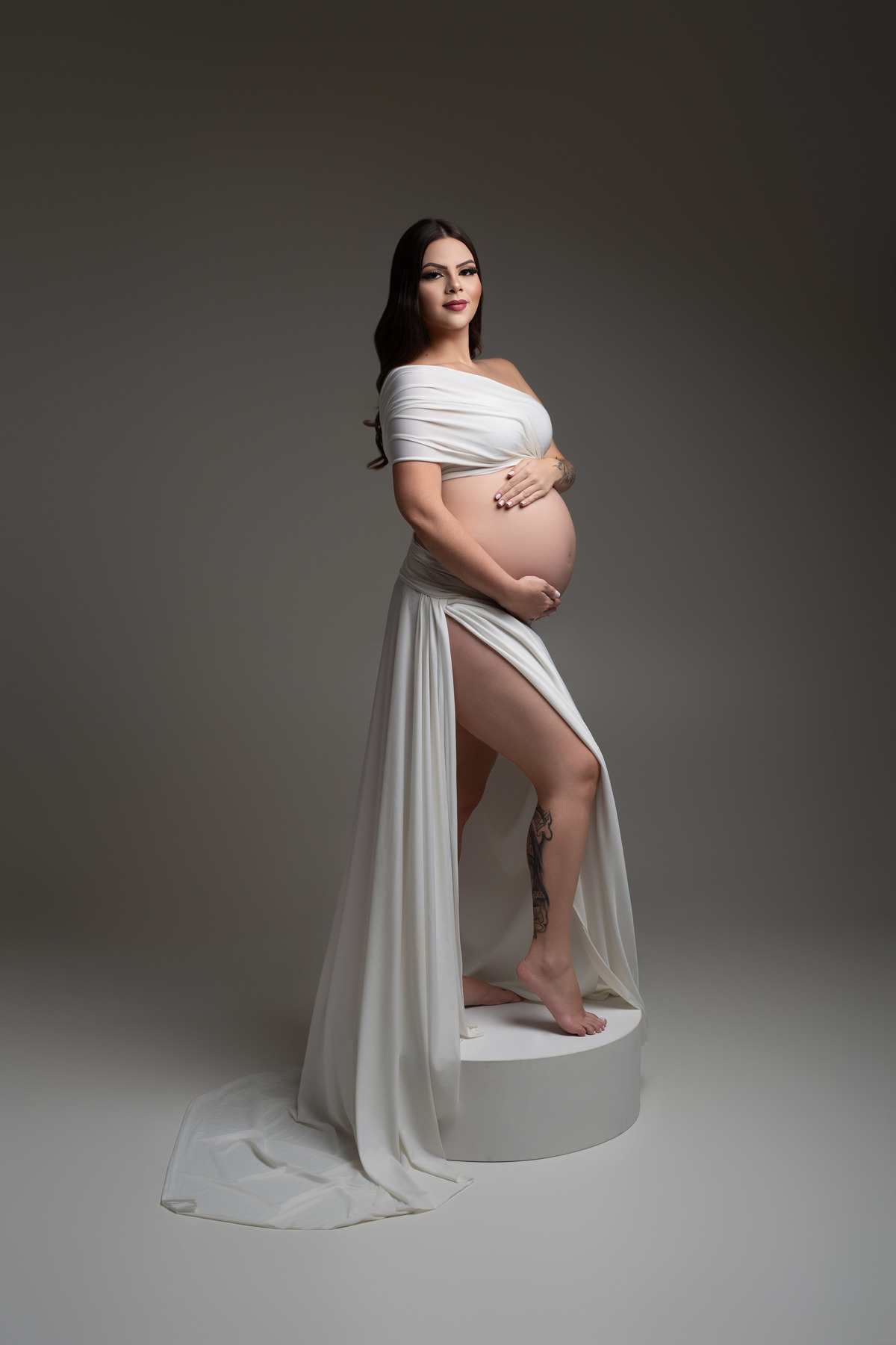 Ensaio de gestante em estúdio em Maringá – PR, com fotografia clean, elegante e atemporal. Realizado por fotógrafa especializada em gestante, em estúdio fotográfico para gestante, com direção profissional e experiência personalizada.