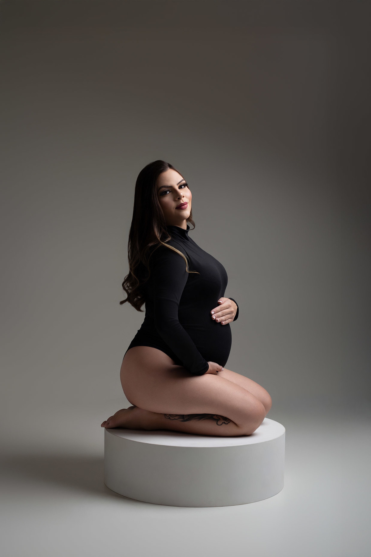 Fotografia de gestante em estúdio em Maringá PR • Ensaio gestante clean• Fotografia de gestante casual • Fotógrafa especializada em gestante em Maringá • Ensaio fotográfico feminino • Ensaio maternidade em estúdio • Ensaio gestante minimalista • Fotogr