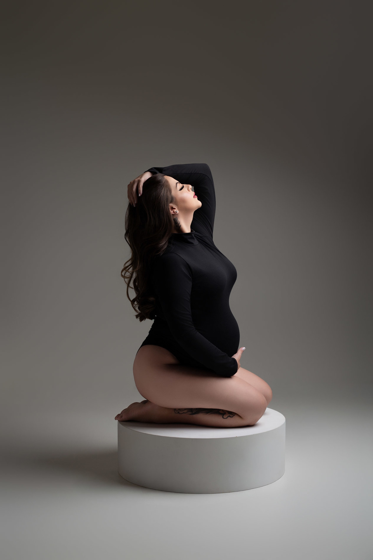 Ensaio de gestante em estúdio em Maringá – PR, com fotografia clean, elegante e atemporal. Realizado por fotógrafa especializada em gestante, em estúdio fotográfico para gestante, com direção profissional e experiência personalizada gestante de body