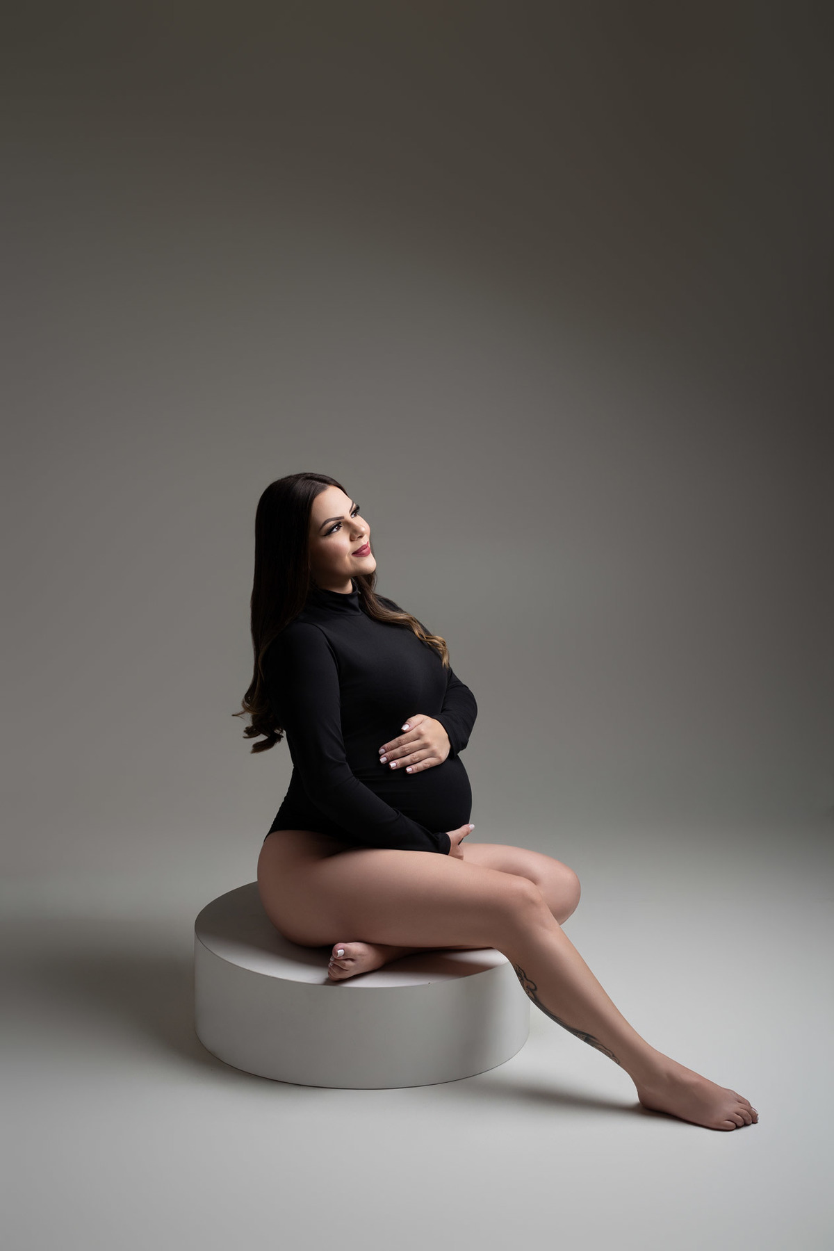 Fotografia de gestante em estúdio em Maringá PR • Ensaio gestante elegante • Fotografia de gestante clean • Fotógrafo especializado em gestante em Maringá • Ensaio fotográfico feminino • Ensaio maternidade em estúdio • Ensaio gestante minimalista • Fotogr