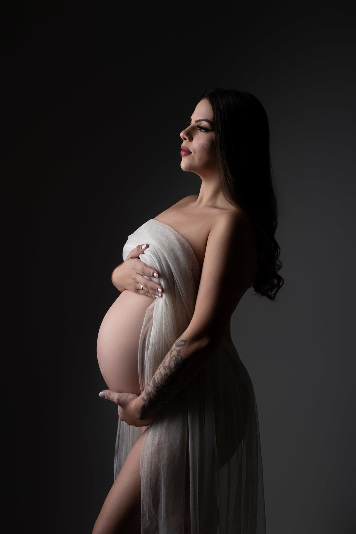 Ensaio de gestante em estúdio em Maringá – PR, com fotografia clean, elegante e atemporal. Realizado por fotógrafa especializada em gestante, em estúdio fotográfico para gestante, com direção profissional e experiência personalizada.