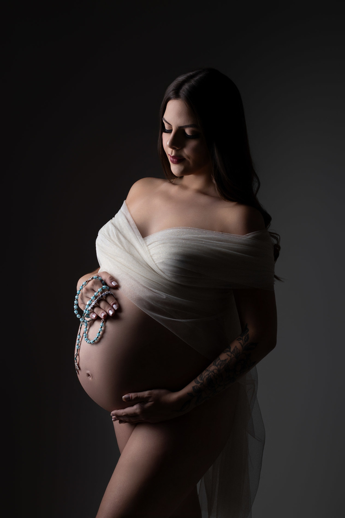 Ensaio de gestante em estúdio em Maringá – PR, com fotografia clean, elegante e atemporal. Realizado por fotógrafa especializada em gestante, em estúdio fotográfico para gestante, com direção profissional e experiência personalizada.