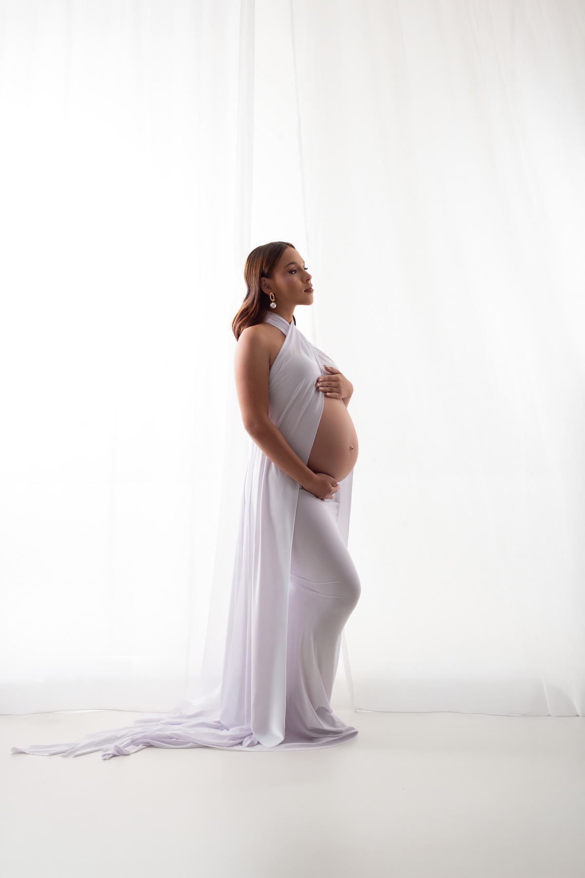 Fotografia gestante em Maringá com estilo clean e sofisticado. Cada ensaio é conduzido com sensibilidade para transformar a gestação em memórias que permanecem para sempre.