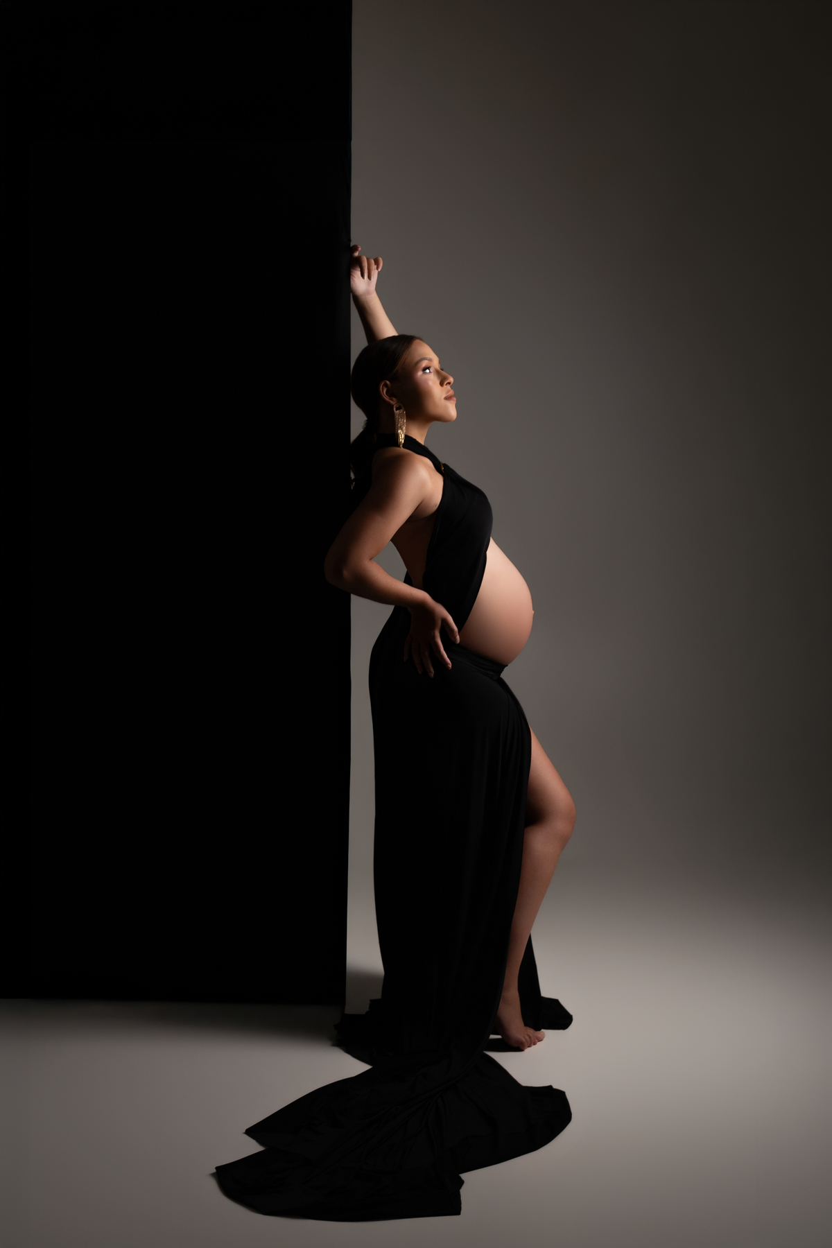 Fotografia gestante em estúdio em Maringá com direção delicada para destacar a conexão entre mãe e bebê