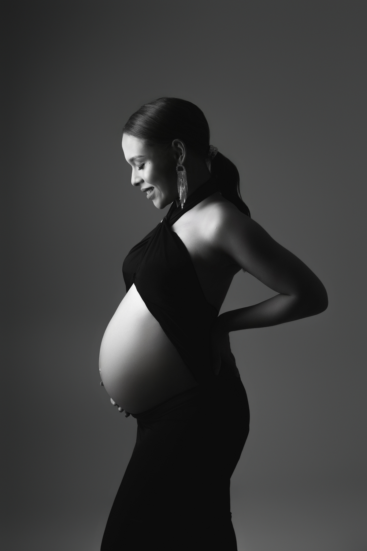 Ensaio gestante em estúdio em Maringá com estilo elegante e minimalista. No Estúdio Andreza Marques Fotografia, cada detalhe é pensado para valorizar a beleza da maternidade e transformar esse momento em uma memória que permanece para sempre.