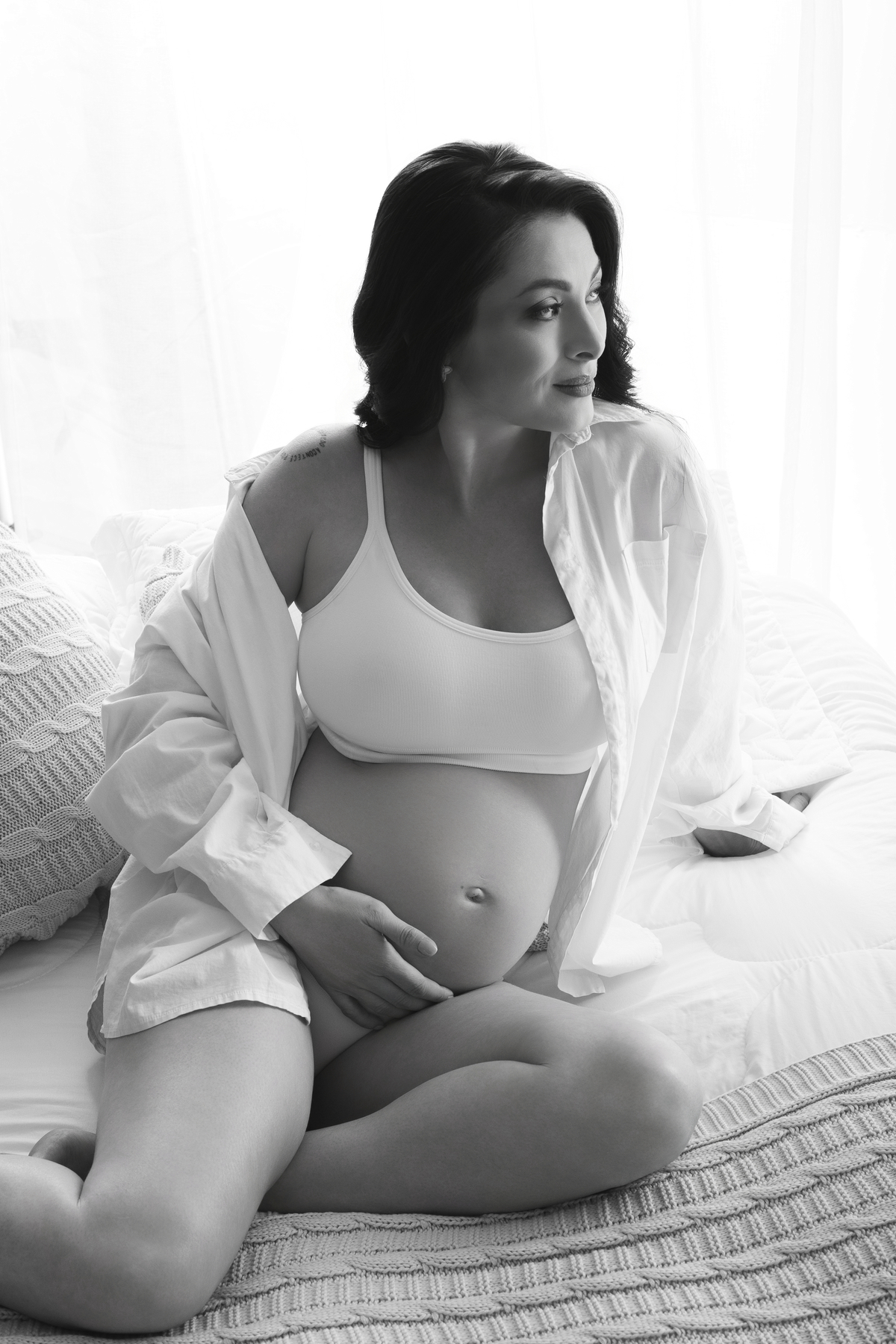 Retrato de gestante em estúdio, com iluminação profissional e direção pensada para valorizar cada fase da gestação.