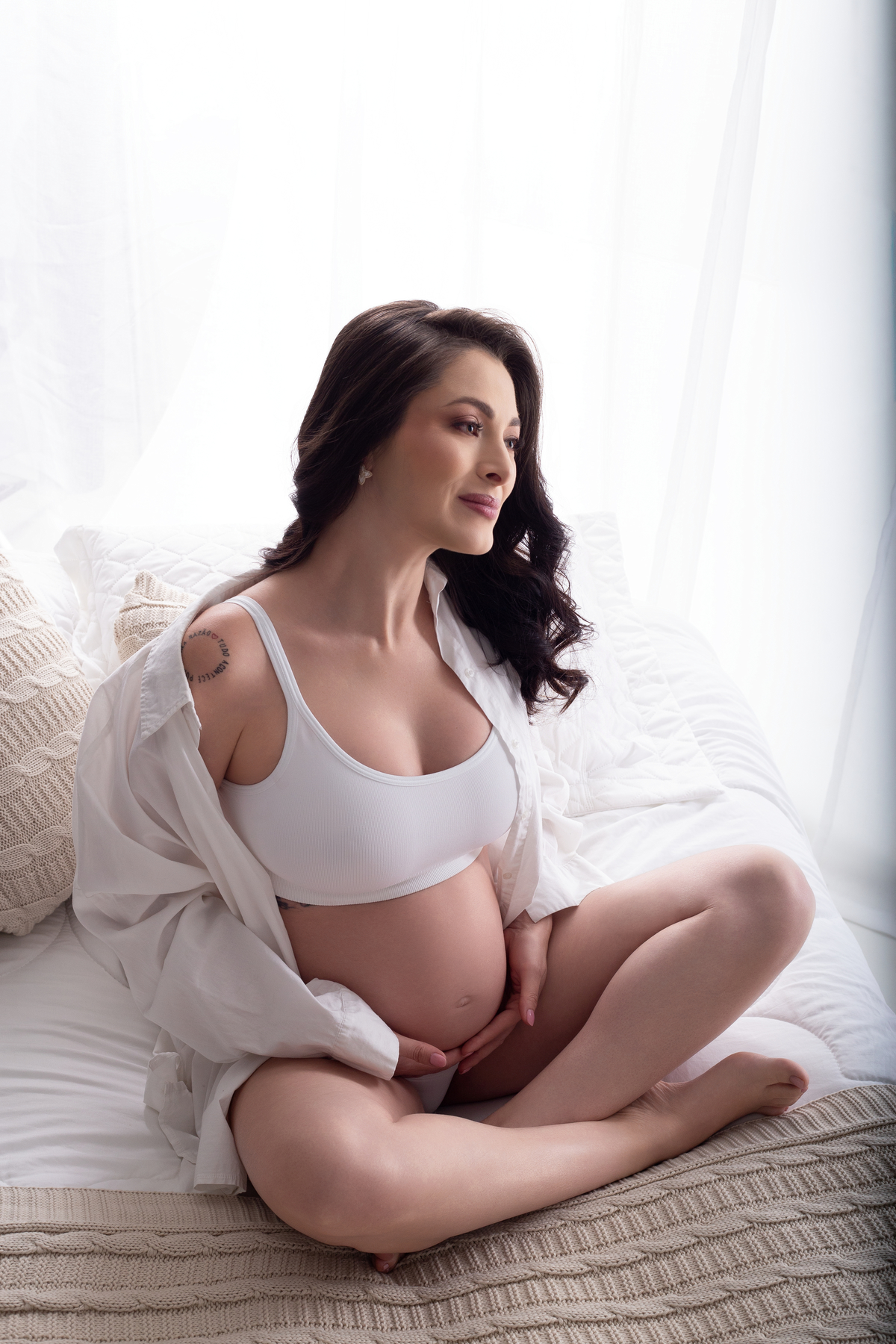 Sessão Fotográfica de gestante em estúdio, com cenários e direção pensada para valorizar cada fase da gestação.
