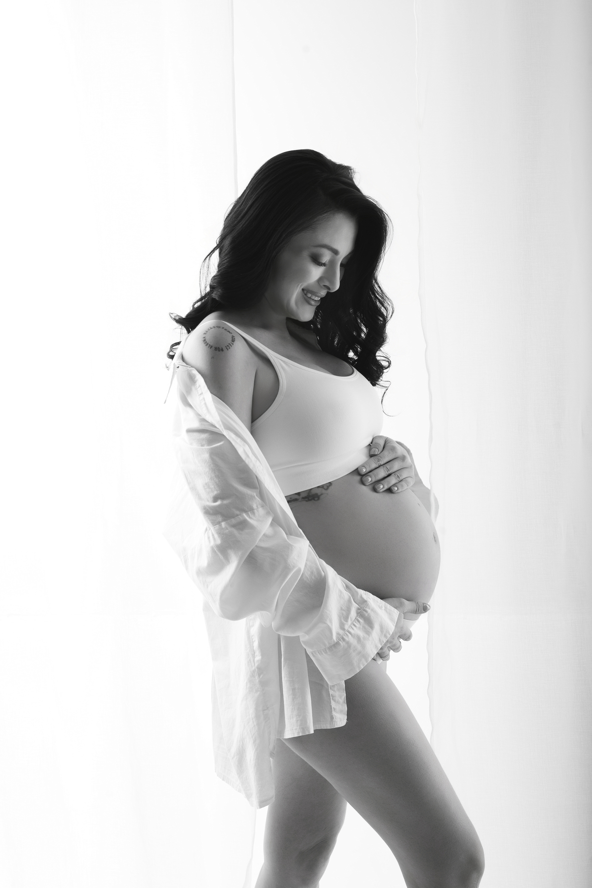 Book  de gestante em estúdio, com cenários e direção pensada para valorizar cada fase da gestação.
