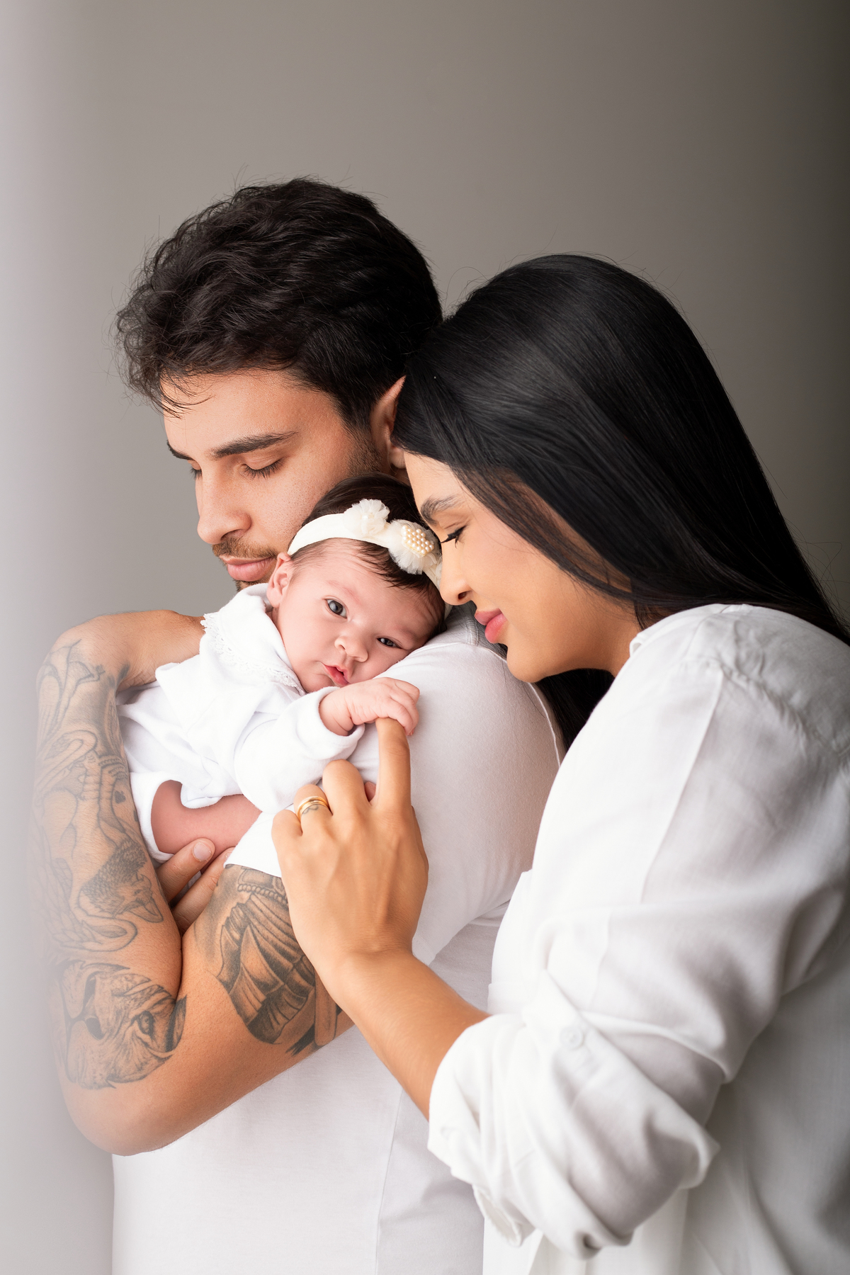 estúdio fotográfico em Maringá para ensaio newborn, can atemporal, com segurança, com a participação da família 