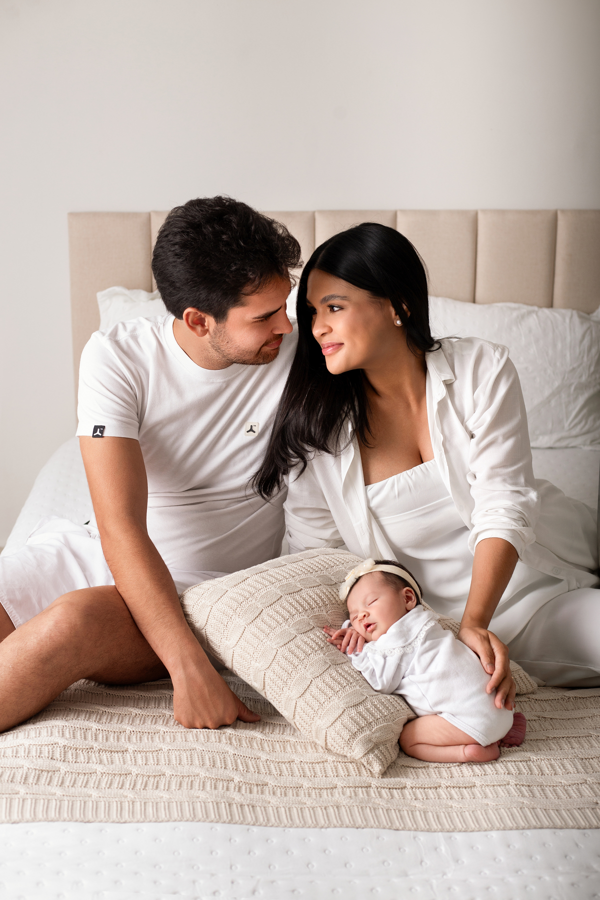 ensaio newborn natural, onde a família também faz parte do ensaio 