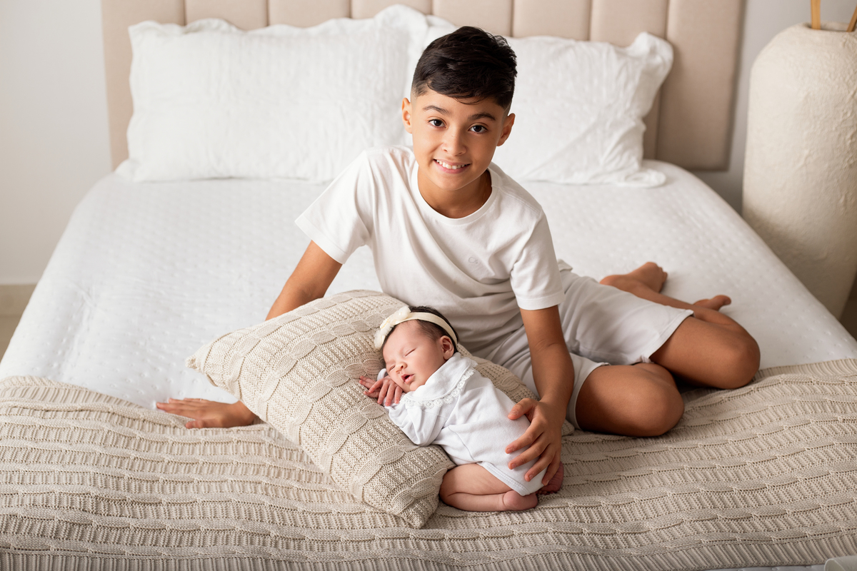 fotografia newborn com irmão, ensaio newborn Maringa, estudio fotografico, fotografia de recém nascido atemporal 