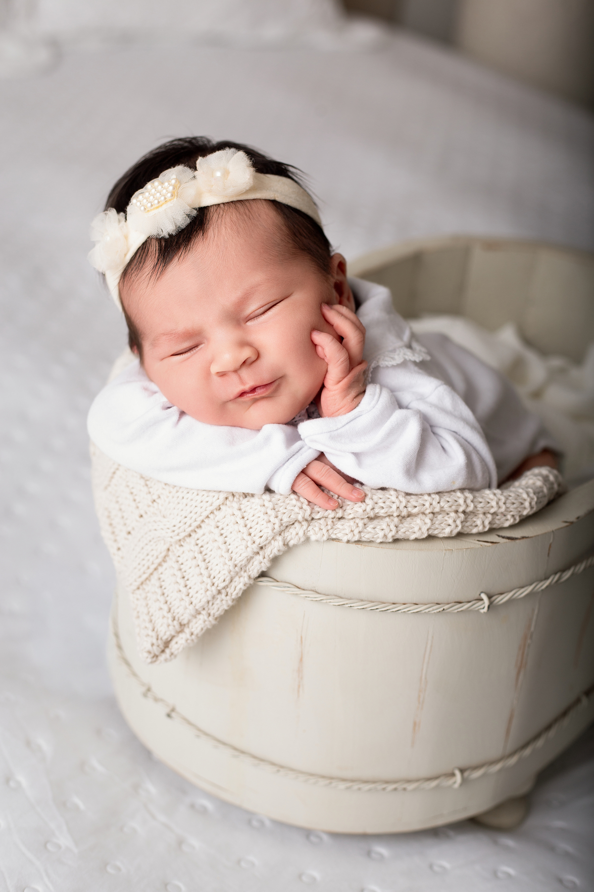 fotografia newborn natural realizado em estúdio, registrando os primeiros dias de vida do bebê de forma delicada e atemporal.