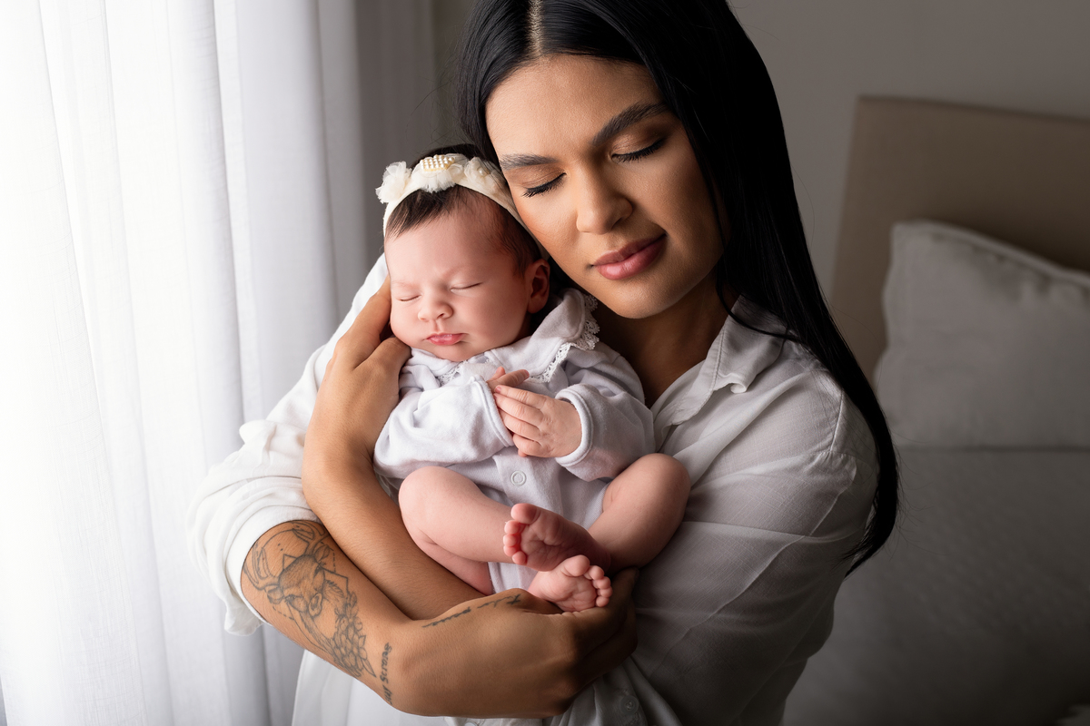 Ensaio newborn natural, newborn com a mãe, recém nascido com a mamãe, fotografia newnron atemporal 