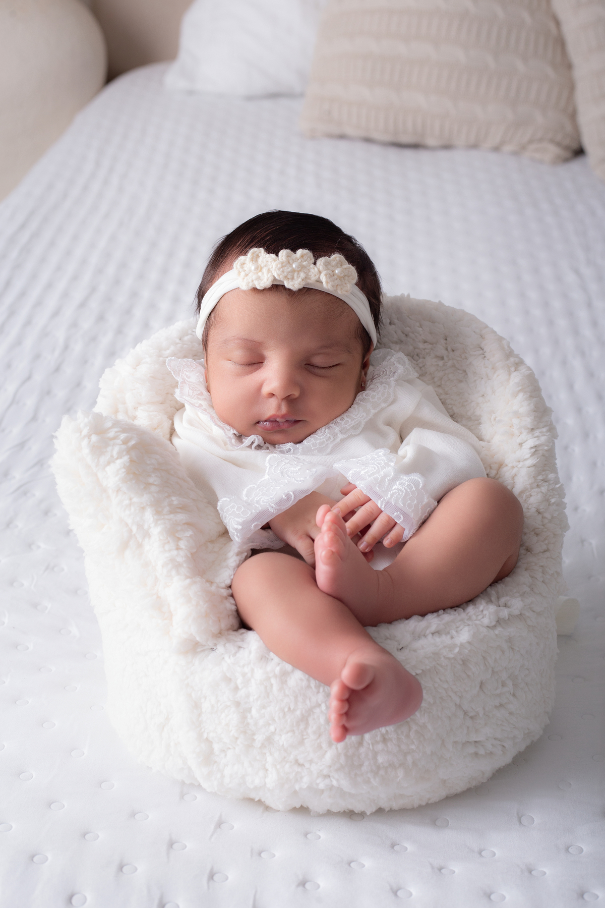 ensaio newborn, clean, bebe sentadinho na poltrona 