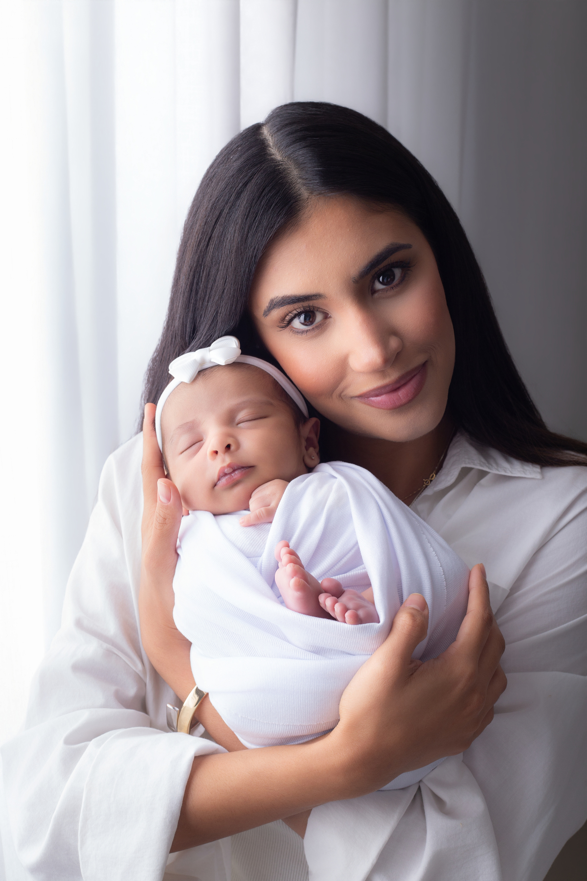 Recém-nascido no colo da mãe durante ensaio newborn lifestyle com estilo natural e atemporal em Maringá.