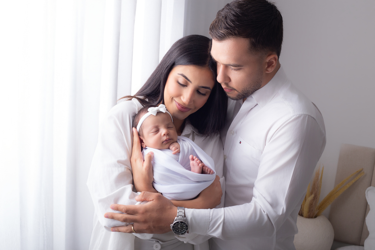 pai e mãe com beber recém nascido, newborn Life style 