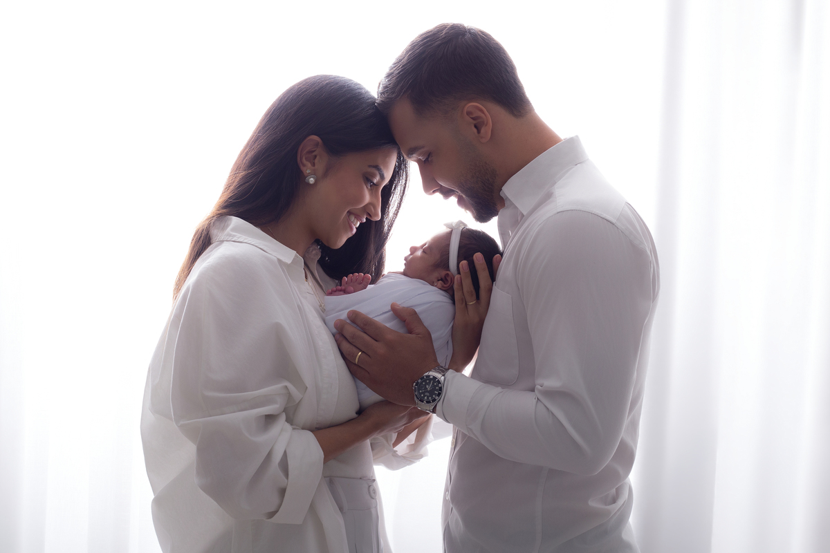 pai e mãe com bebe recém nascido 