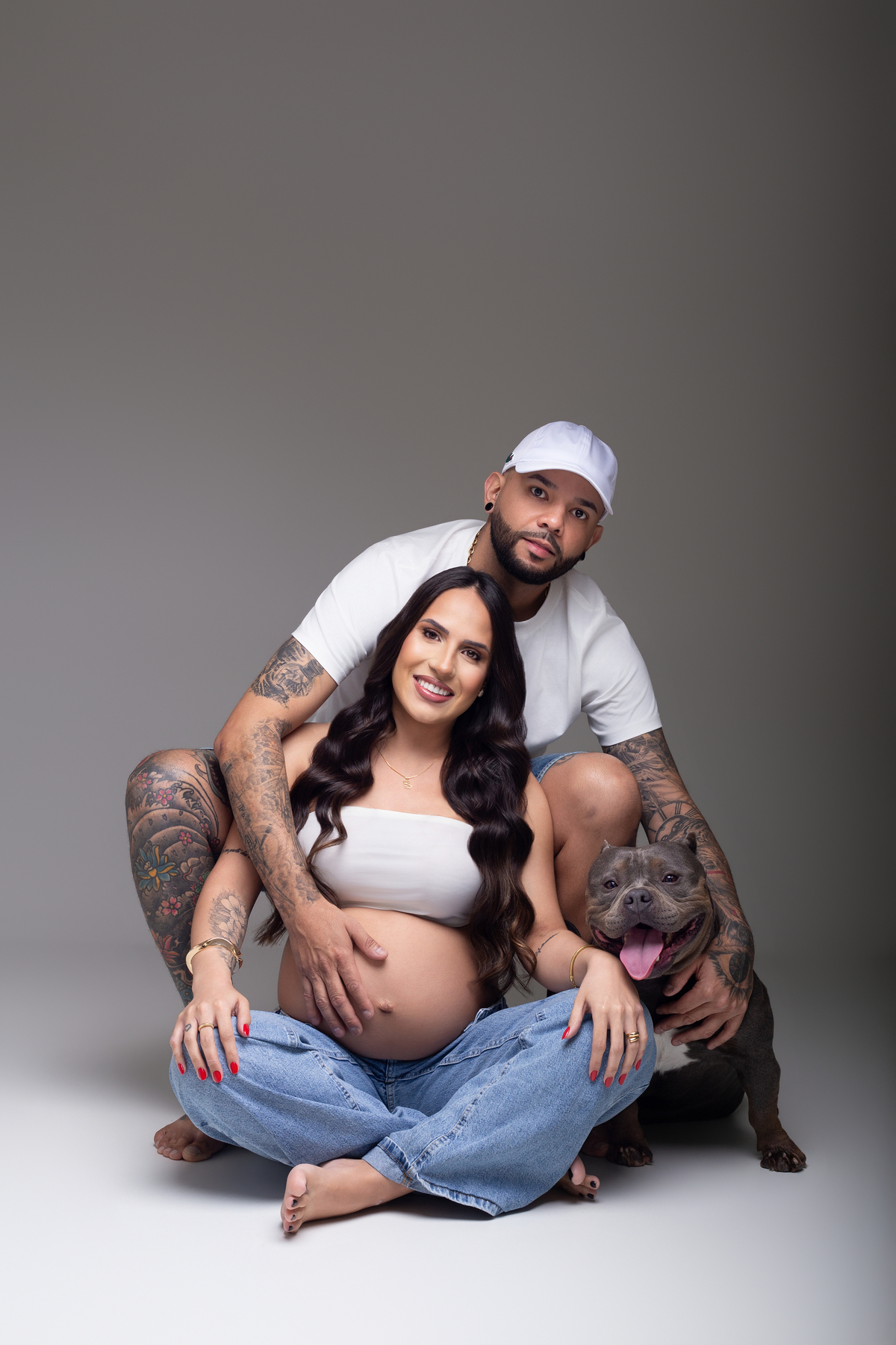 ensaio de gestante atemporal, fotografia de gestante com pet, pose de casal ensaio gestante 