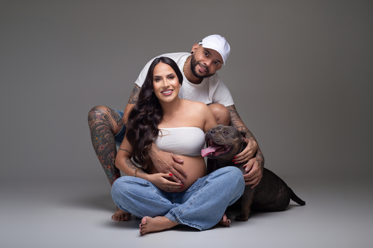 fotografia de gestante clean, casal com pet , gestante abraçando o pet 