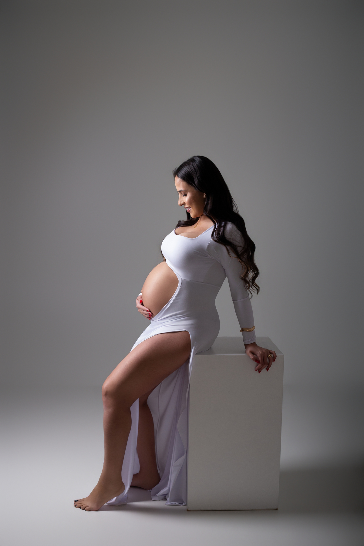 fotografia de gestante vestido branco a barriga de fora estilo clean 