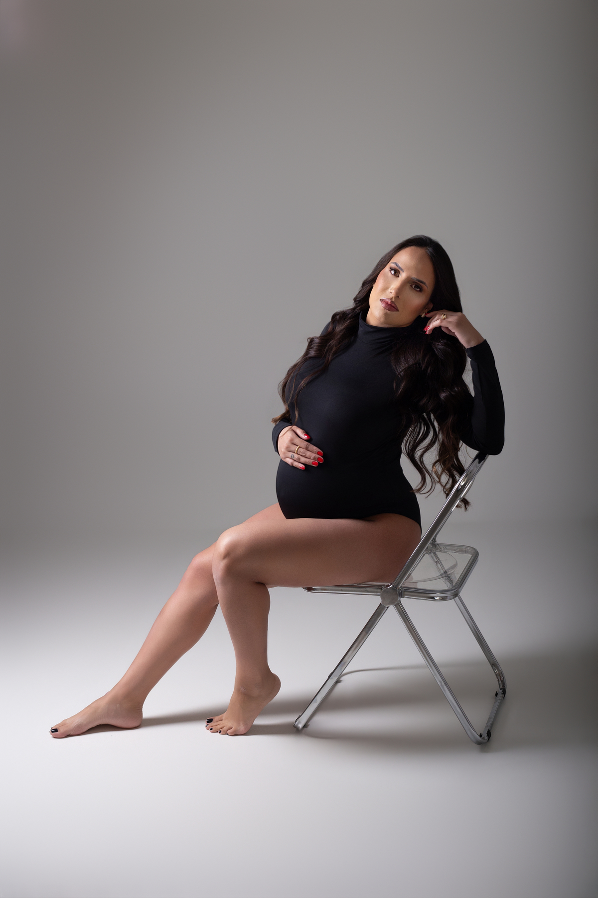 fotografia de gestante atemporal body preto estilo editorial sentada na cadeira moderna 
