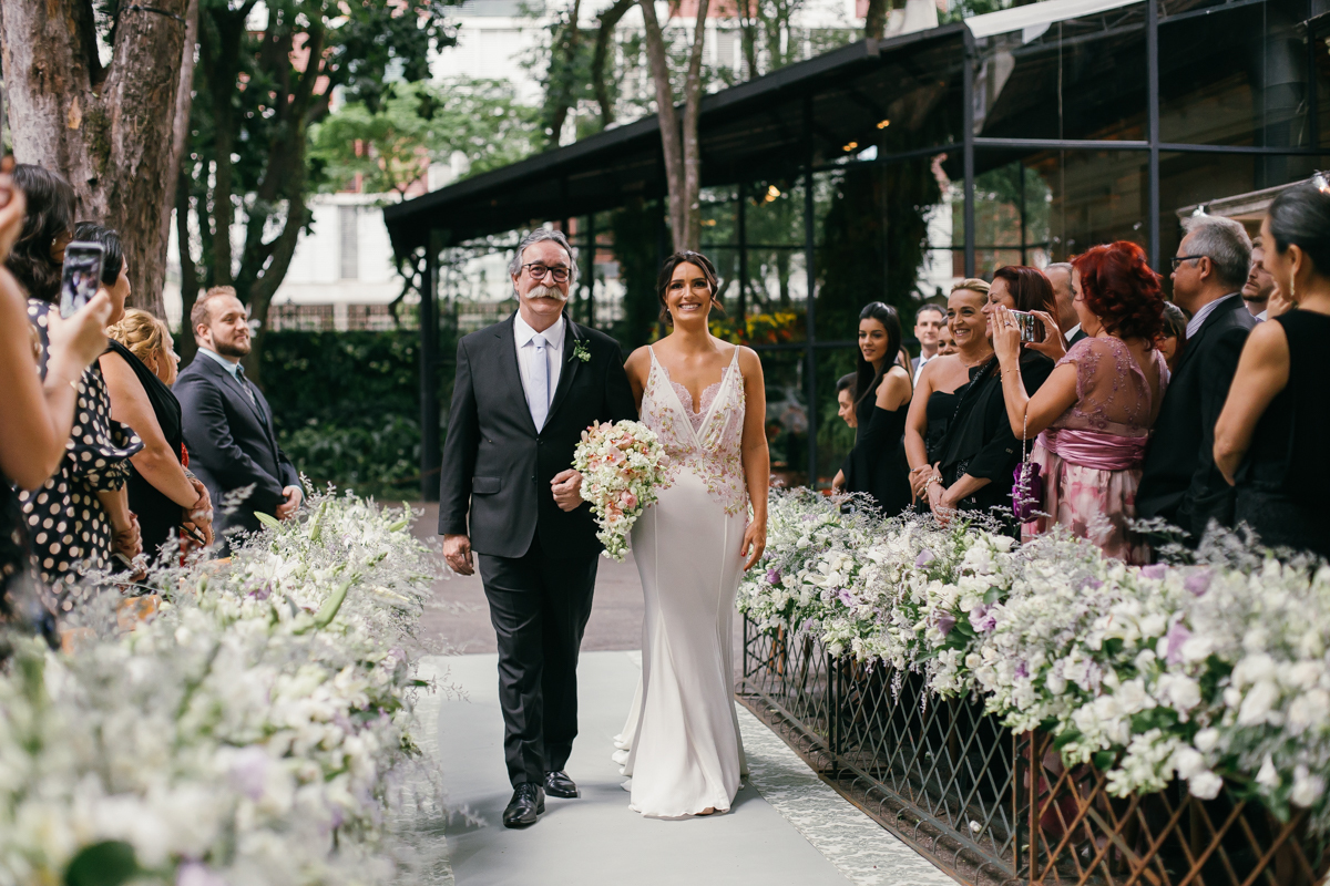 Casamento Iate Clube São Paulo Cerimônia durante o dia - Noiva usa vestido Vivaz Brasil