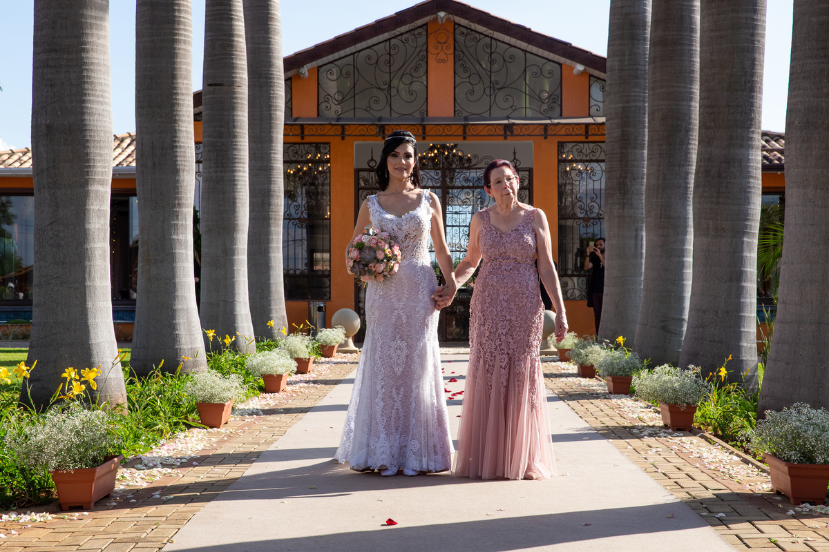 noiva entra com mãe casamento