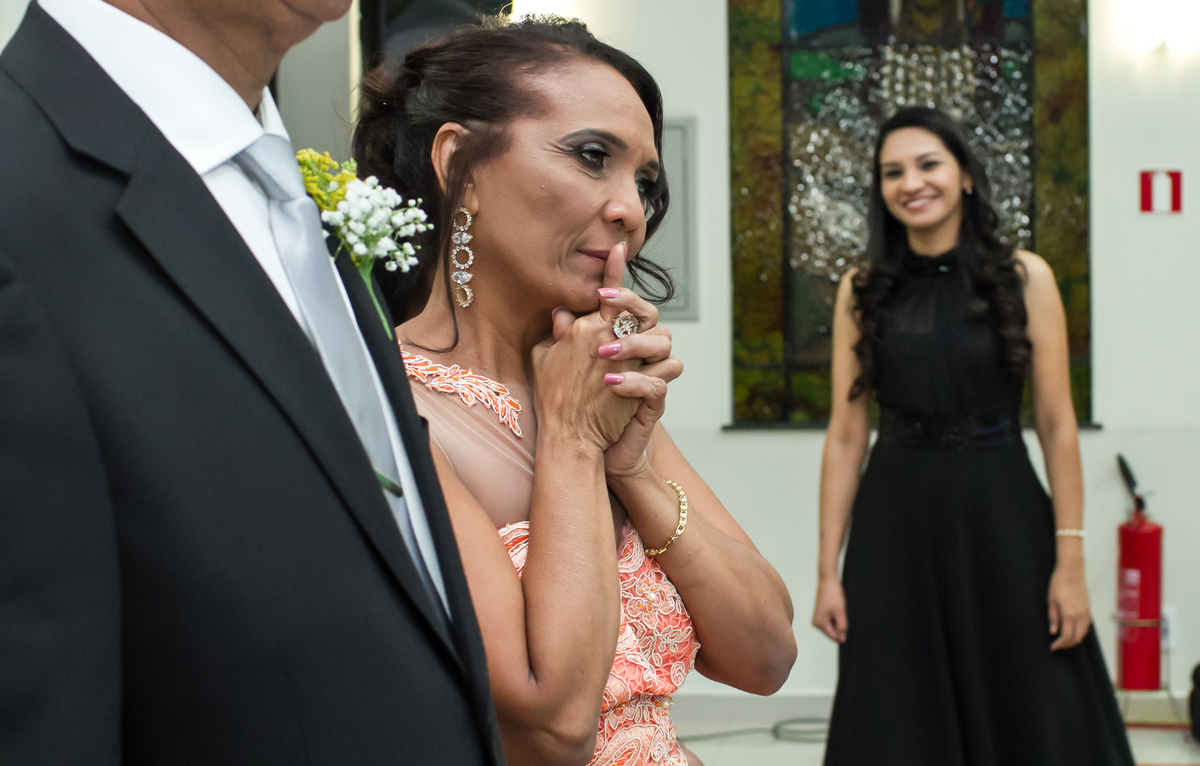 mãe da noiva emocionada