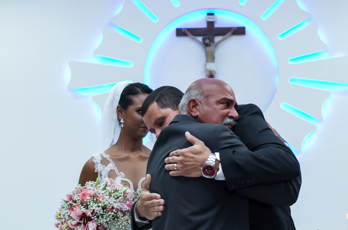 pai do noivo no altar chorando