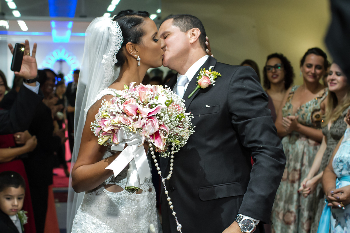 beijo do casal na saída do casamento 