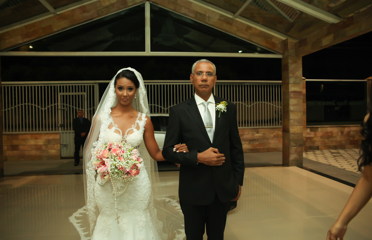 noiva entrando na igreja com seu pai