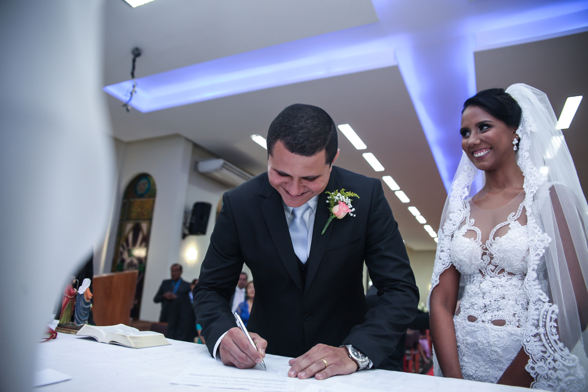 noivos assinando foto linda e criativa noiva sorrindo