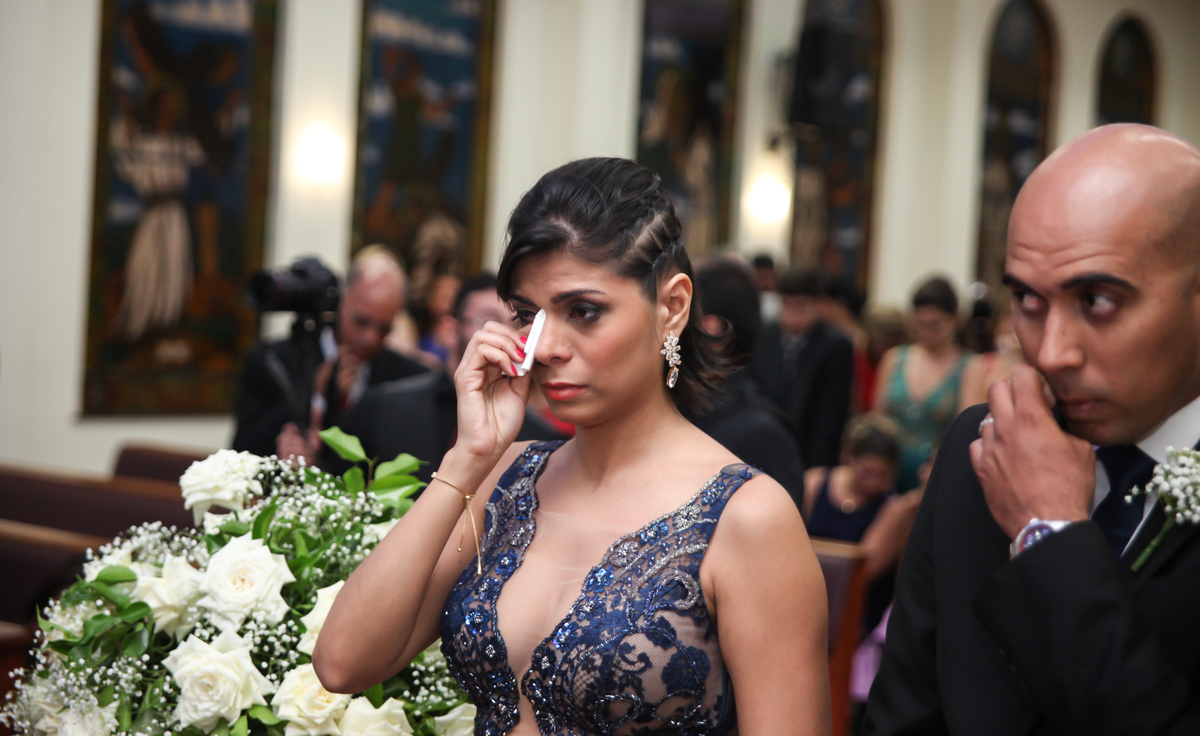 casal de padrinhos chorando no casamento