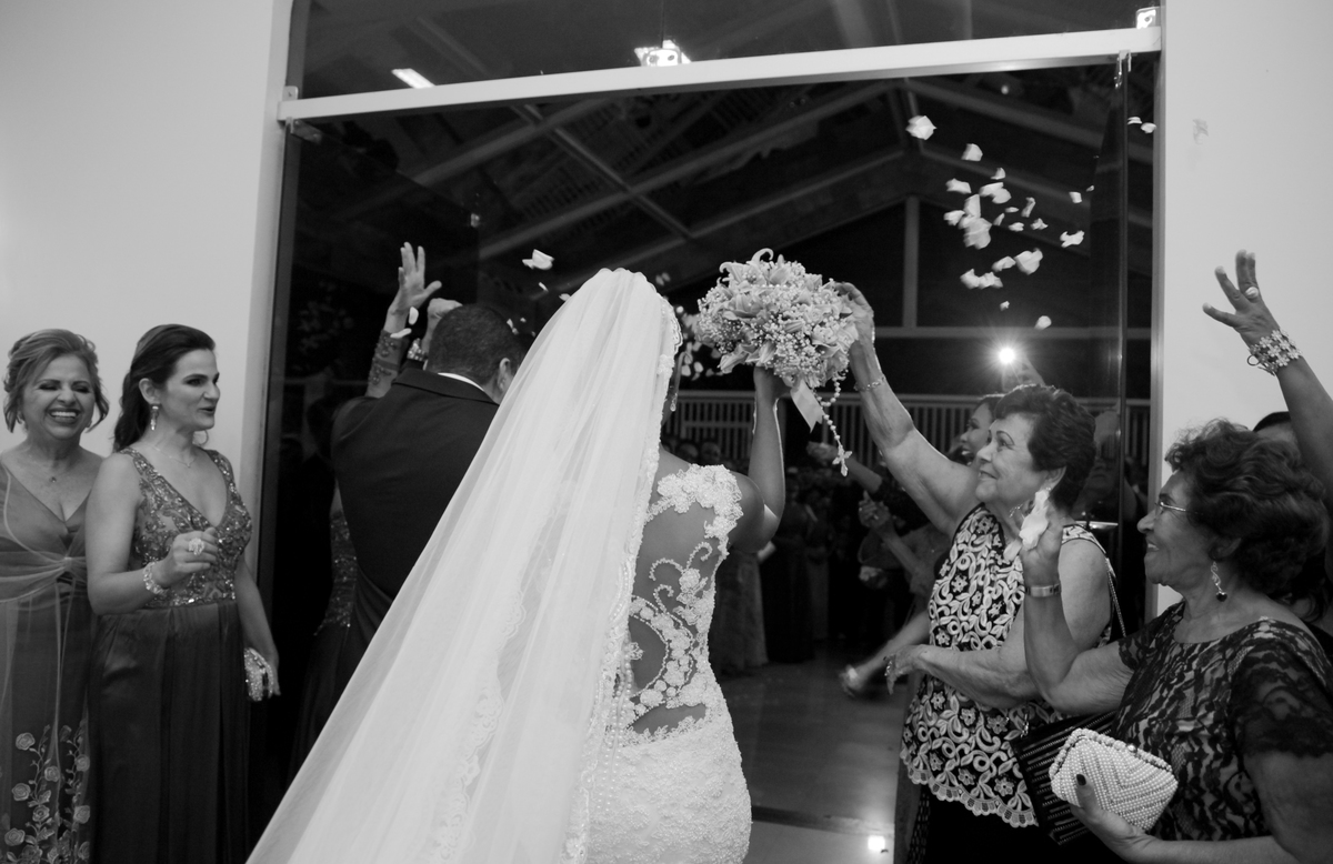 saída da noiva chuva de arroz