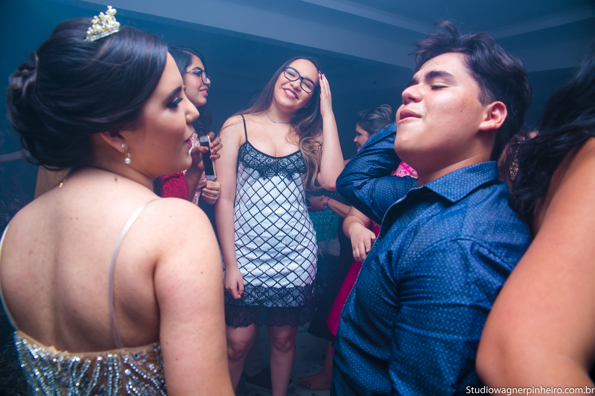 dançando com os amigos em 15 anos