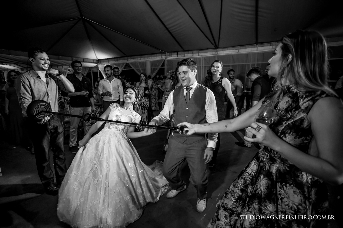 casamento noivos dançando foto preto e branco casamento no sitio caminho real