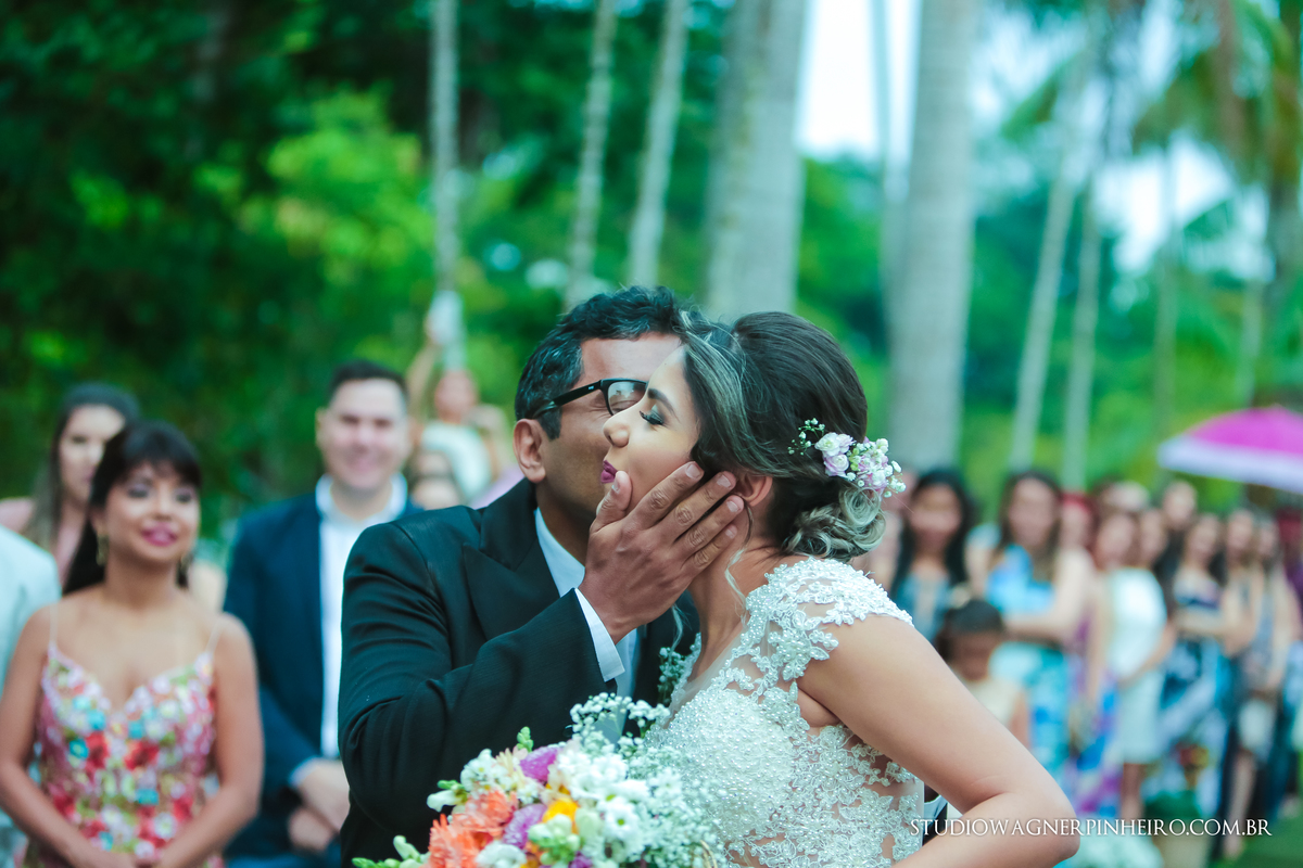 pai beijando a filha no altar do casamento cerimonia casamento no sitio caminho real