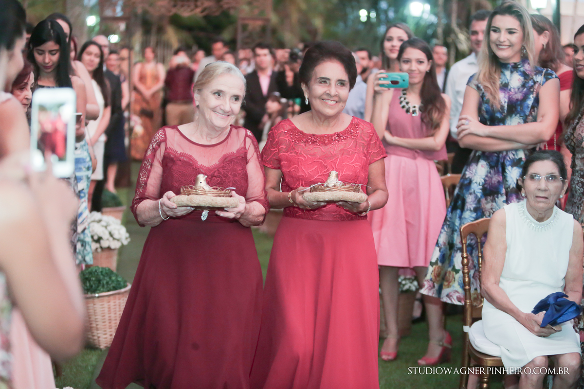 avo entrando com a aliança no casamento casamento no sitio caminho real