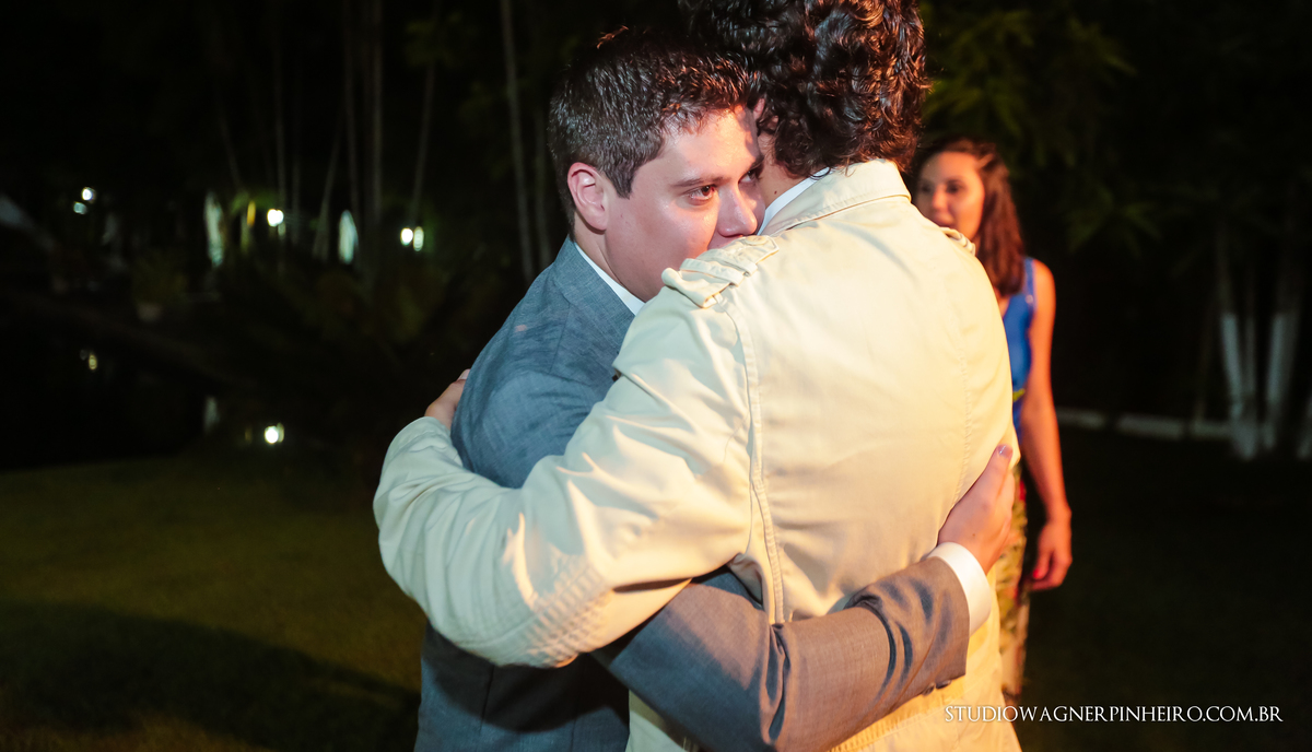 padrinho abraçando o noivo casamento no sitio caminho real